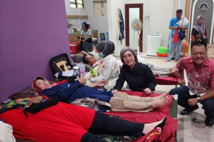 Indah Kurnia Gandeng Wakil Ketua DPRD Sidoarjo Gelar Donor Darah Indah Kurnia Gandeng Wakil Ketua DPRD Sidoarjo Gelar Donor Darah