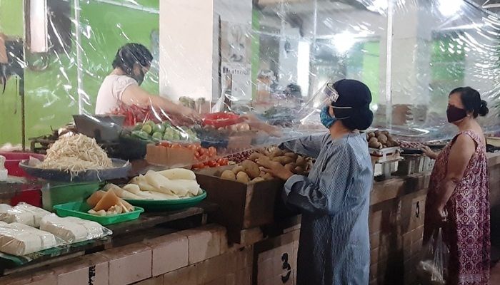 Wujudkan Pasar Tangguh, Puluhan Pasar Tradisional di Surabaya Dilengkapi Tirai Plastik Wujudkan Pasar Tangguh, Puluhan Pasar Tradisional di Surabaya Dilengkapi Tirai Plastik
