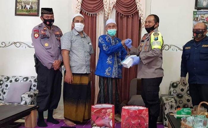 Kapolresta Banyuwangi Berikan Bantuan Obat ke Ponpes yang Jadi Klaster Covid-19 Kapolresta Banyuwangi Berikan Bantuan Obat ke Ponpes yang Jadi Klaster Covid-19