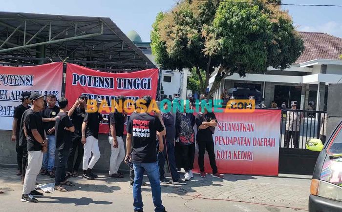 Diduga Ada Kebocoran Pendapatan soal Izin Perumahan, Puluhan Orang Demo ke Kantor DPKP Kota Kediri