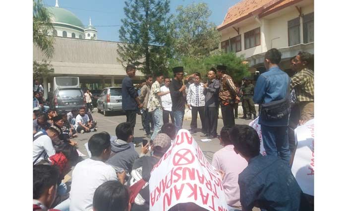 Diduga Ada Pungli ke Maba, Ratusan Mahasiswa IAIN Madura Demo Rektorat Diduga Ada Pungli ke Maba, Ratusan Mahasiswa IAIN Madura Demo Rektorat