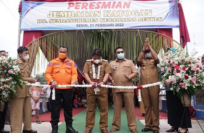 Plt Bupati Nganjuk Resmikan Jembatan Sendangbumen Plt Bupati Nganjuk Resmikan Jembatan Sendangbumen