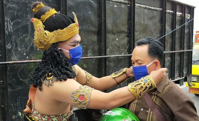 ​Gajah Mada dan Prajurit Kerajaan Turun ke Jalan, Bagikan Masker Bagi Pengguna Jalan di Blitar