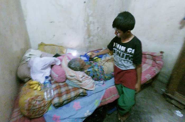 Bocah SD di Jombang Sehari-hari Rawat Neneknya yang Sakit Bocah SD di Jombang Sehari-hari Rawat Neneknya yang Sakit