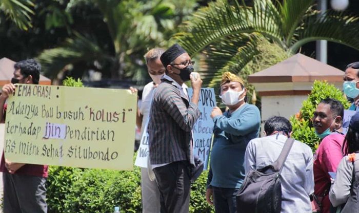 Tagih Janji Tuntaskan Polemik dengan RS Mitra Sehat, Warga Curah Jeru Demo Pemkab dan DPRD Situbondo