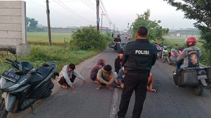 Nekat Tutup Jalan, Balap Liar di Jombang Dibubarkan Polisi, Remaja Terjaring Disanksi Tadarus Nekat Tutup Jalan, Balap Liar di Jombang Dibubarkan Polisi, Remaja Terjaring Disanksi Tadarus