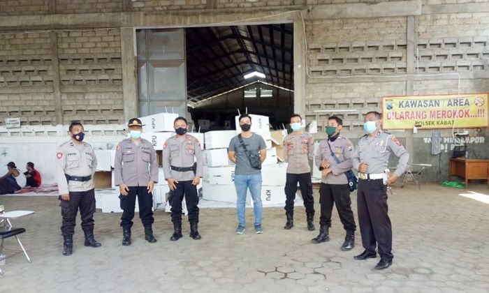 Puluhan Petugas Bersenjata Jaga Ketat Penyortiran Kertas Suara di KPU Banyuwangi Puluhan Petugas Bersenjata Jaga Ketat Penyortiran Kertas Suara di KPU Banyuwangi
