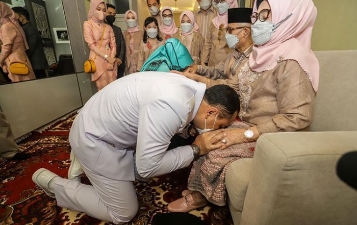 Sungkem ke Orang Tua Jelang Pelantikan, Eri Dibekali Alfatihah Sungkem ke Orang Tua Jelang Pelantikan, Eri Dibekali Alfatihah