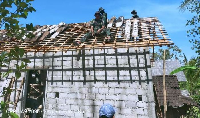 Antisipasi Hujan Tiba, Satgas TMMD Kodim 0818 Mulai Pasang Genteng
