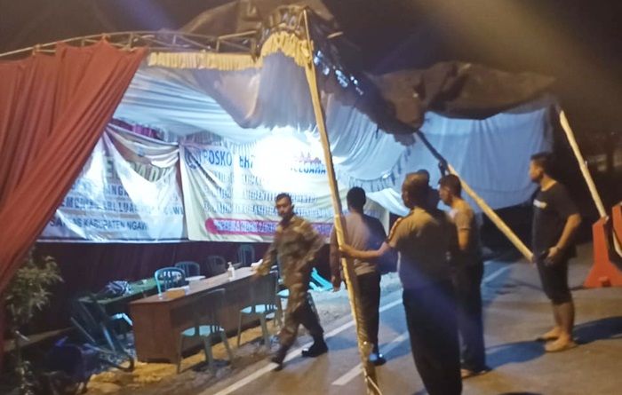 Pos Pantau Covid-19 di Karangjati Ngawi Ambruk Disenggol Truk Pos Pantau Covid-19 di Karangjati Ngawi Ambruk Disenggol Truk
