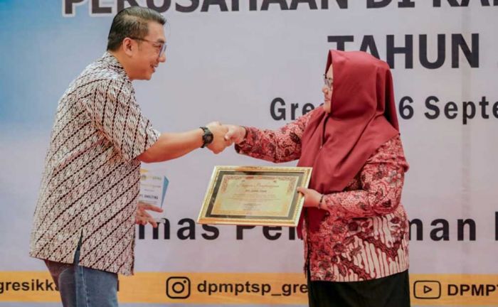 PT Smelting Raih Penghargaan Pembina Kemitraan Terbaik Bidang Penanaman Modal dari Pemkab Gresik PT Smelting Raih Penghargaan Pembina Kemitraan Terbaik Bidang Penanaman Modal dari Pemkab Gresik