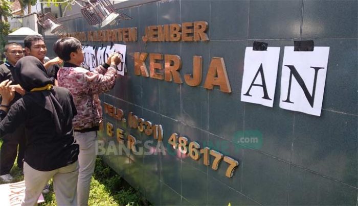 Demo, Papan Nama Disnakertrans Jember Diubah Pengunjuk Rasa jadi "Dinas Kurang Kerjaan"