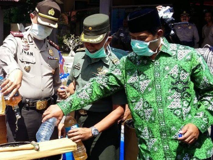 Ribuan Liter Miras di Ponorogo Dimusnahkan Jelang Tahun Baru 2015