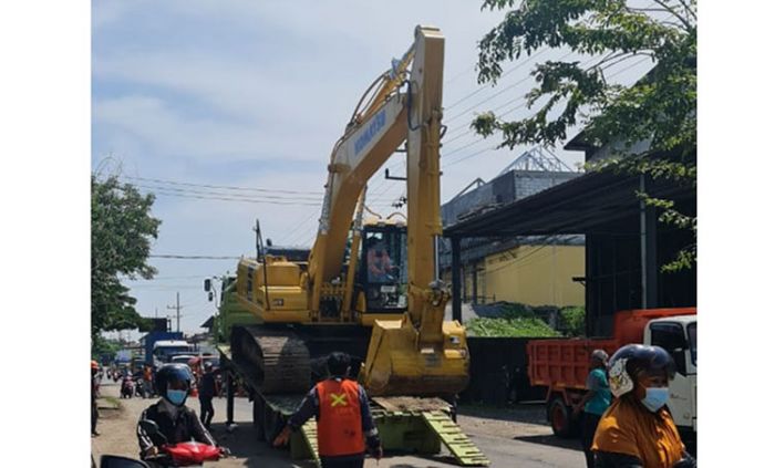 Rusak Parah, DPUTR Gresik Datangkan Alat Berat untuk Perbaikan Jalan K.H. Syafi