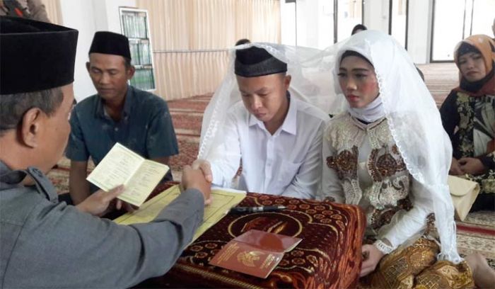 Mengharukan, Tahanan Kasus Narkoba ini Menikah di Masjid As-Siddiq Polresta Sidoarjo Mengharukan, Tahanan Kasus Narkoba ini Menikah di Masjid As-Siddiq Polresta Sidoarjo