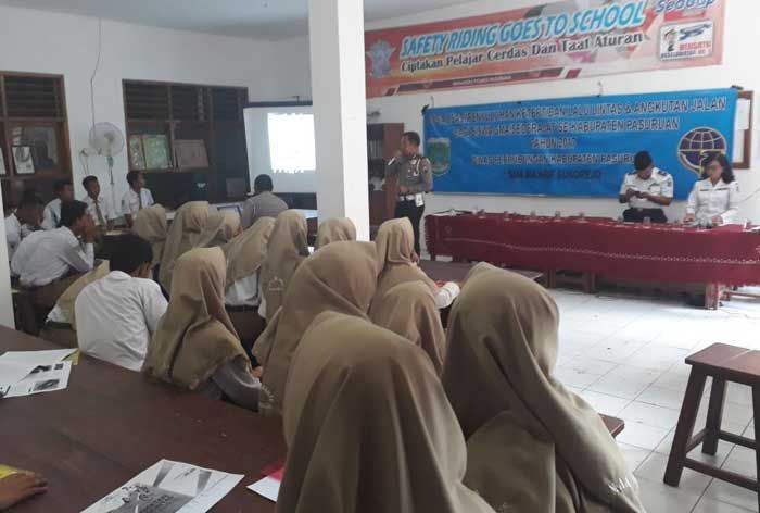 Tekan Laka di Jalan, Satlantas Polres Pasuruan Gencar Sosialisasikan Safety Riding ke Pelajar Tekan Laka di Jalan, Satlantas Polres Pasuruan Gencar Sosialisasikan Safety Riding ke Pelajar