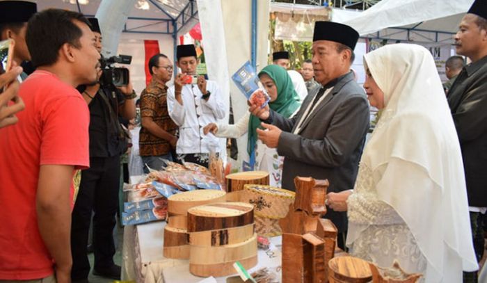 Bupati Lamongan Buka Pameran UKM dan Produk Inovasi Santri Bupati Lamongan Buka Pameran UKM dan Produk Inovasi Santri