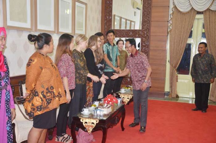 Siswa 12 Negara Belajar Seni Budaya Kabupaten Pamekasan 