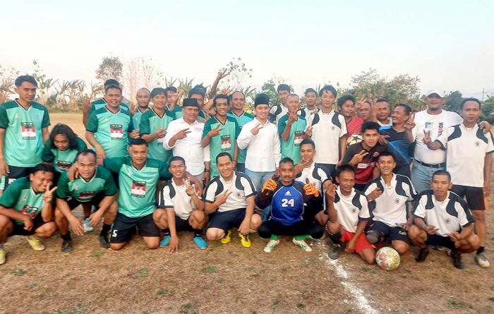 Sambangi Pertandingan Sepak Bola di Lapangan Pengaron, Gus Barra Janjikan Hal ini Sambangi Pertandingan Sepak Bola di Lapangan Pengaron, Gus Barra Janjikan Hal ini