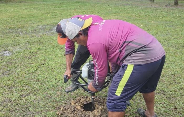 Tingkatkan Resapan Air Hujan, DLH Buat Lubang Biopori di Alun-Alun Bojonegoro