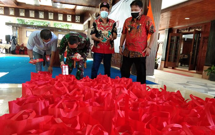 Bantu Masyarakat Terdampak PPKM Darurat Covid-19, Pemkab Luncurkan Gerakan Teplekan Wong Nganjuk Bantu Masyarakat Terdampak PPKM Darurat Covid-19, Pemkab Luncurkan Gerakan Teplekan Wong Nganjuk