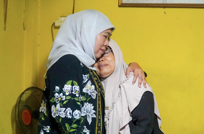 Khofifah dan TKD Jatim Takziah ke Keluarga Petugas KPPS yang Meninggal Khofifah dan TKD Jatim Takziah ke Keluarga Petugas KPPS yang Meninggal