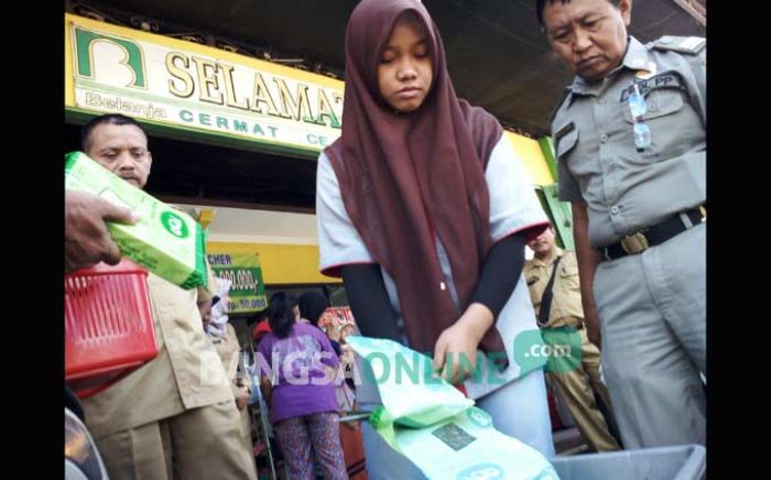 Pedagang Pasar Peterongan Protes, Barang Disita Petugas saat Sidak Mamin Pedagang Pasar Peterongan Protes, Barang Disita Petugas saat Sidak Mamin