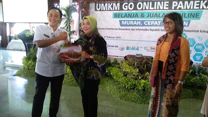 Bantu Pasarkan Produk, Pemkab Pamekasan Gandeng Kominfo Luncurkan UMKM Go Online