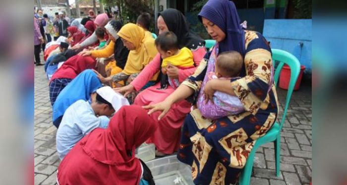 Jelang Ujian Akhir, Siswa SD di Eks Lokalisasi Kremil Gelar Istighosah dan Basuh Kaki Ortu