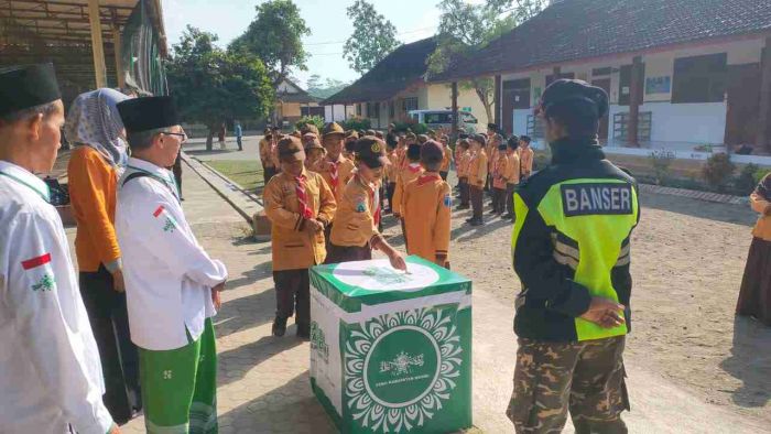 Sambut Satu Abad NU, Ratusan Siswa MI Kediri Sisihkan Uang Saku untuk Dimasukkan ke Kotak Koin Sambut Satu Abad NU, Ratusan Siswa MI Kediri Sisihkan Uang Saku untuk Dimasukkan ke Kotak Koin