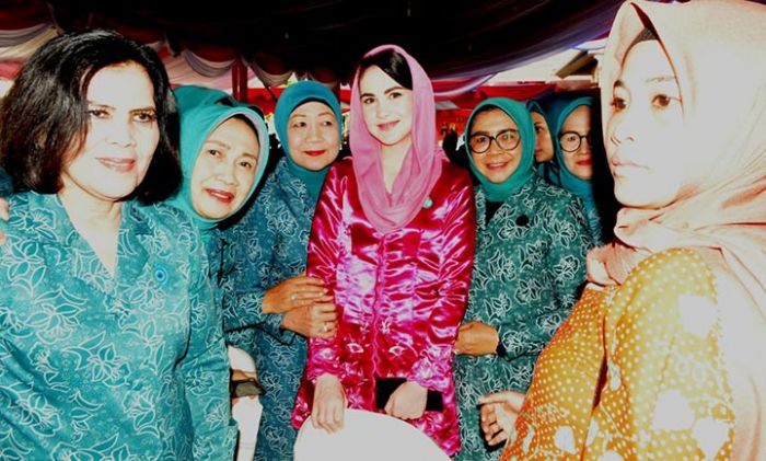 Arumi Bachsin Hadiri Puncak Peringatan HKG-PKK Tingkat Nasional ke-47 di Padang Arumi Bachsin Hadiri Puncak Peringatan HKG-PKK Tingkat Nasional ke-47 di Padang