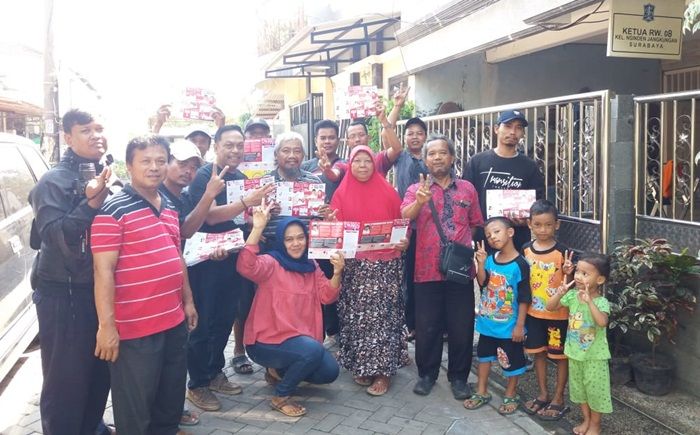 Caleg PDIP Wajib Bagi Brosur Gus Ipul-Puti di 500 Rumah Warga Caleg PDIP Wajib Bagi Brosur Gus Ipul-Puti di 500 Rumah Warga