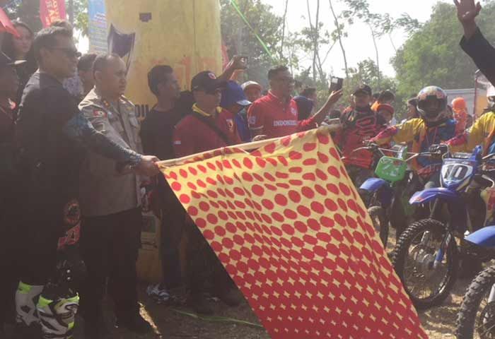 Lintasi 7 Desa, Komunitas Trail Kediri Bagikan Ratusan Paket Sembako Lintasi 7 Desa, Komunitas Trail Kediri Bagikan Ratusan Paket Sembako