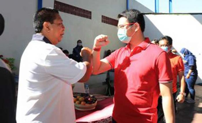 Tanding Tenis Persahabatan, Plt Wali Kota Pasuruan Terima Kunjungan Wali Kota Magelang Tanding Tenis Persahabatan, Plt Wali Kota Pasuruan Terima Kunjungan Wali Kota Magelang
