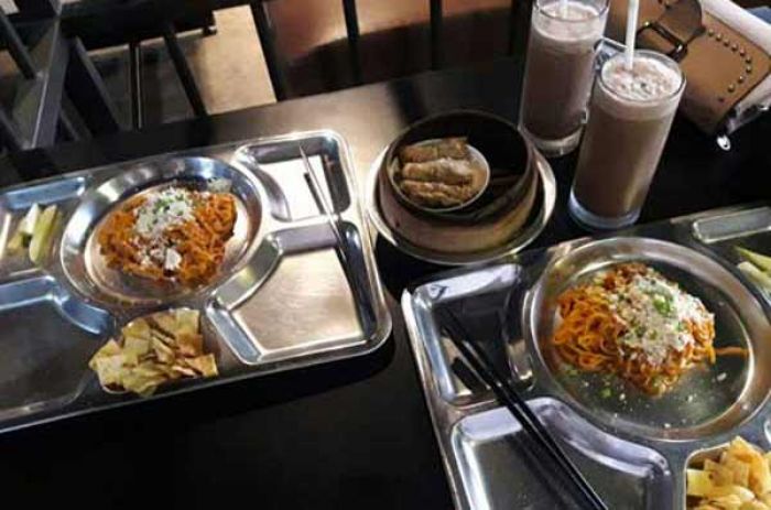 Mie Rampok, Sensasi Makan dengan Piring Rangsum Penjara