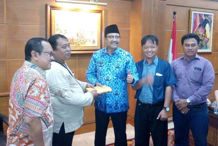 Banyak Nelayan Jemur Ikan di Jalan, Pemprov Jatim Berikan Bantuan Banyak Nelayan Jemur Ikan di Jalan, Pemprov Jatim Berikan Bantuan