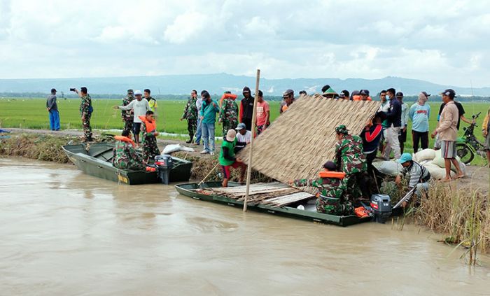 ​Dibantu TNI-Polri dan BPBD, Warga Kanor Bojonegoro Berjibaku Bendung Tanggul yang Jebol