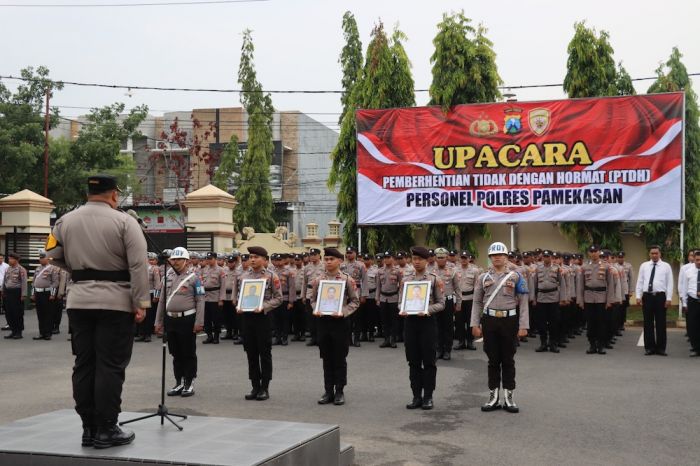 Tiga Anggota Polres Pamekasan Diberhentikan Tidak Hormat, Ada Apa? Tiga Anggota Polres Pamekasan Diberhentikan Tidak Hormat, Ada Apa?