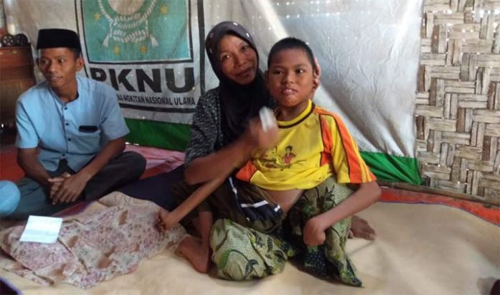 Alami Lumpuh Sejak Bayi, Bocah di Pamekasan ini Butuh Uluran Bantuan Alami Lumpuh Sejak Bayi, Bocah di Pamekasan ini Butuh Uluran Bantuan