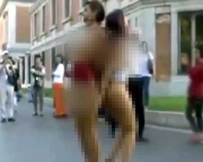 Astaghfirullah, Dua Bintang Porno Spanyol Foto-foto Telanjang di Dekat Anak Kecil