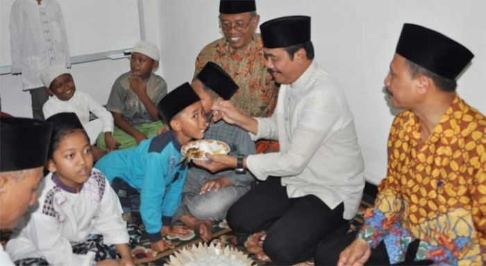 Resmikan Rumah Yatim, Wabup Qosim Suapi Puluhan Anak Resmikan Rumah Yatim, Wabup Qosim Suapi Puluhan Anak