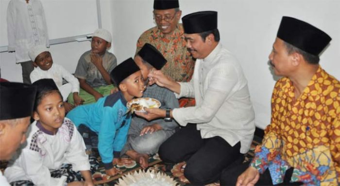 Resmikan Rumah Yatim, Wabup Qosim Suapi Puluhan Anak