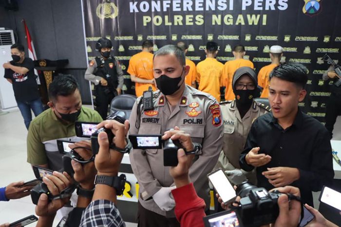 Edarkan 2000 Pil Koplo, Ibu Muda Asal Ngawi Diamankan Polisi Bersama Lima Orang Lainnya Edarkan 2000 Pil Koplo, Ibu Muda Asal Ngawi Diamankan Polisi Bersama Lima Orang Lainnya