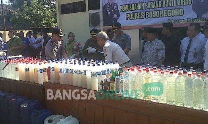 Polres Bojonegoro Musnahkan Ribuan Liter Minumas Keras Polres Bojonegoro Musnahkan Ribuan Liter Minumas Keras