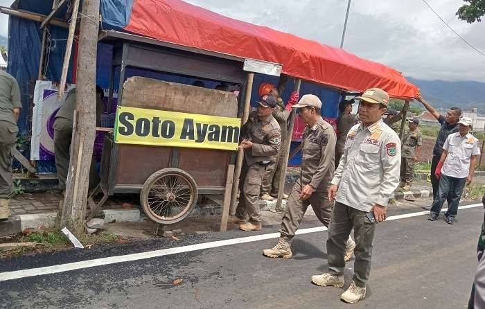 Satpol PP bersama Tim Gabungan Kembali Lakukan Penertiban PKL di Jalan Sultan Agung, Kota Batu Satpol PP bersama Tim Gabungan Kembali Lakukan Penertiban PKL di Jalan Sultan Agung, Kota Batu
