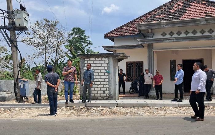 Penyidik Polres Tuban Cek Lokasi Rumah Warga yang Pagarnya Diduga Dirusak Pemdes Mlangi Penyidik Polres Tuban Cek Lokasi Rumah Warga yang Pagarnya Diduga Dirusak Pemdes Mlangi