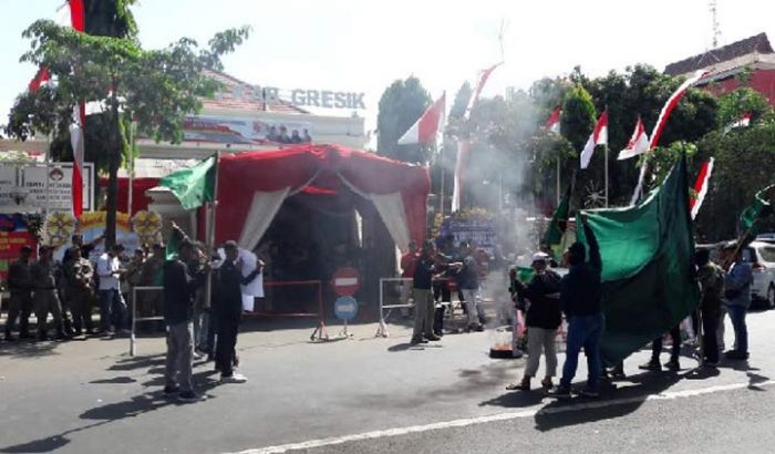 Pelantikan DPRD Gresik Diwarnai Demo Kali Lamong