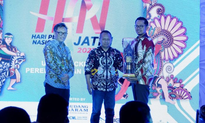 Berkinerja Baik dalam Pimpin PJU Pascapandemi, Direktur Petrogas Terima PWI Jatim Award 2023 Berkinerja Baik dalam Pimpin PJU Pascapandemi, Direktur Petrogas Terima PWI Jatim Award 2023
