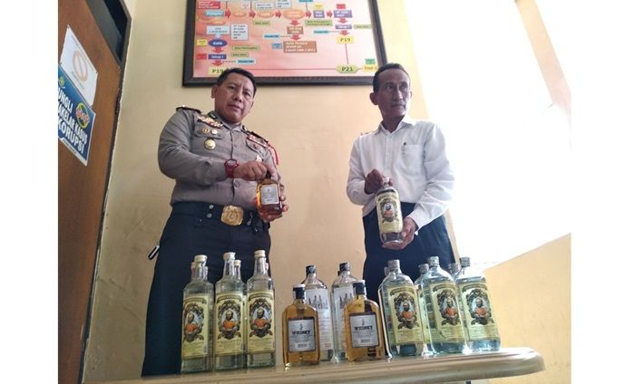 Razia Warung Remang, Polsek Sidoarjo Kota Amankan Puluhan Botol Miras