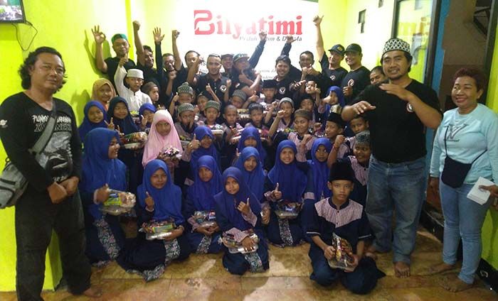Komunitas Jarak Dolly Surabaya Beri Bantuan di Dua Yayasan Panti Asuhan Komunitas Jarak Dolly Surabaya Beri Bantuan di Dua Yayasan Panti Asuhan
